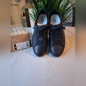 Kizik Vegas Black Black Outsole Womens Athletic Sneaker